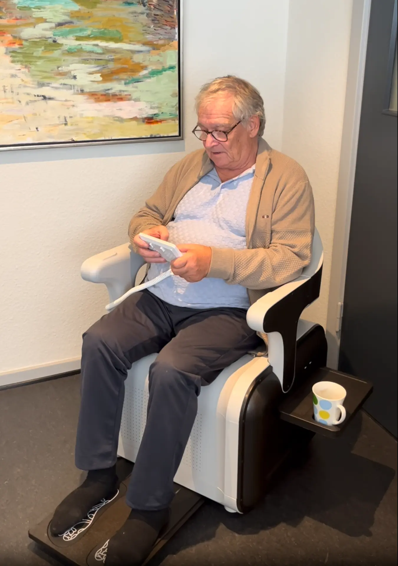 Kunde sidder fuldt påklædt i Pelvic Chair hos Beautiful Balance